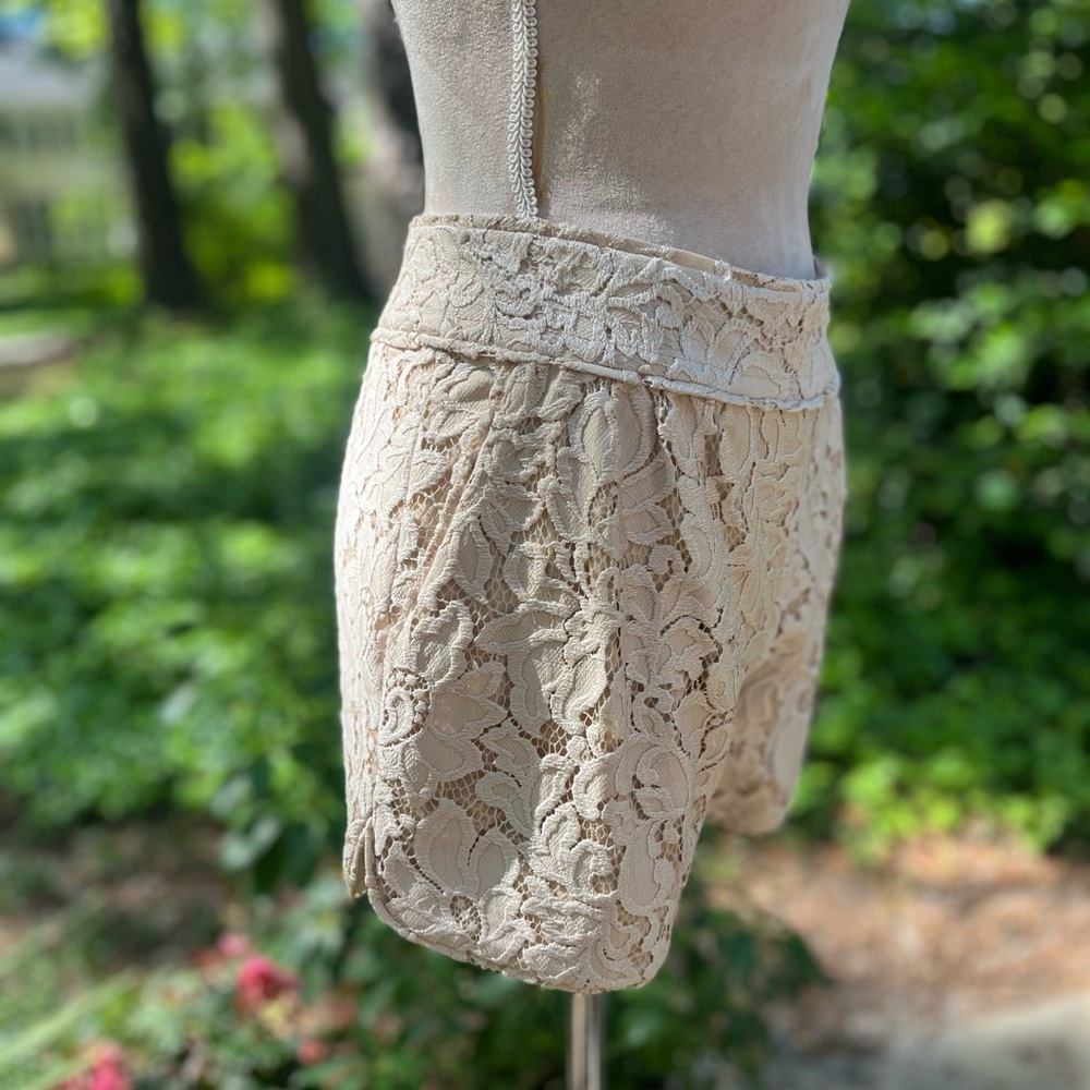 DIANE von FURSTENBERG Crème Lace Shorts, Size 2, EUC - Picture 3 of 14